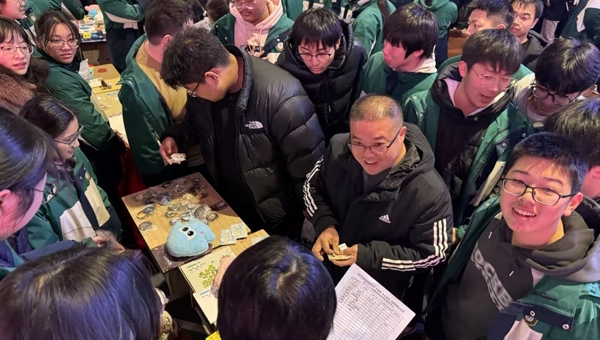 摆摊不“摆烂”  全心传递爱